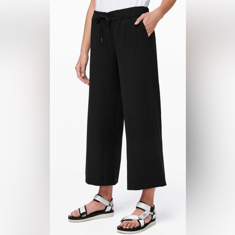 Lululemon On the Fly wide leg crops SZ 12 black